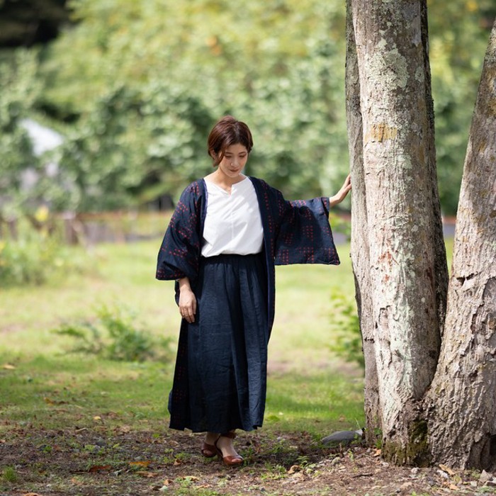 日本のシルク　紬の着物ローブで秋を羽織る<一点物><着物リメイク>濃紺に赤 | Vintage.City 古着屋、古着コーデ情報を発信