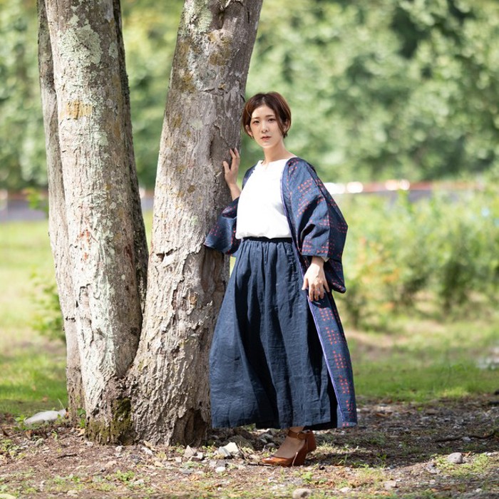 日本のシルク　紬の着物ローブで秋を羽織る<一点物><着物リメイク>濃紺に赤 | Vintage.City 古着屋、古着コーデ情報を発信