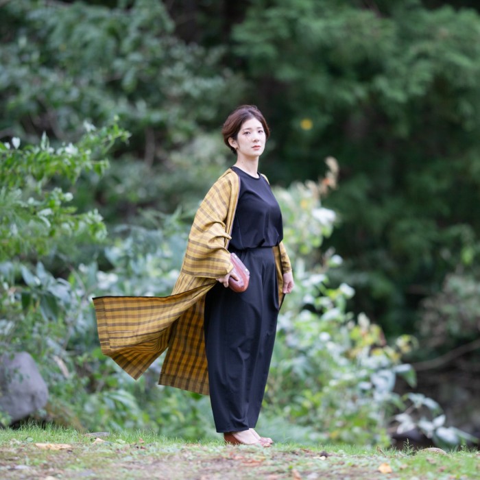 日本のシルク 紬の着物ローブで秋を羽織る<一点物><着物リメイク>黄色 