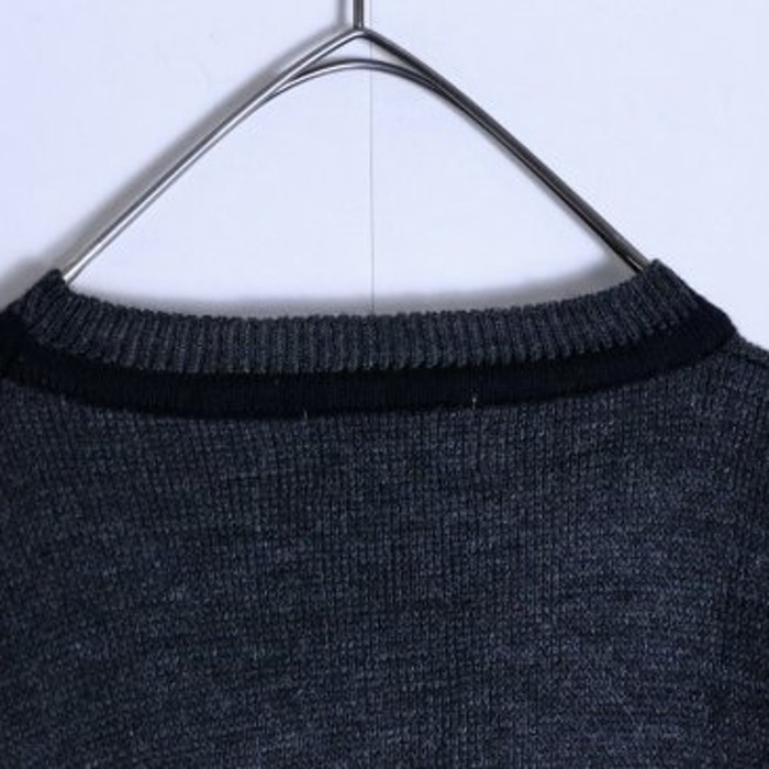 "LACOSTE" charcoal gray V neck knit | Vintage.City 古着屋、古着コーデ情報を発信