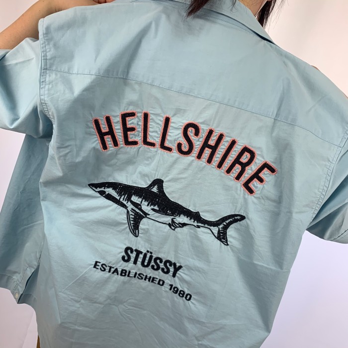 ステューシー】HELLSHIRE 鮫 刺繍ロゴ半袖シャツ くすみブルー
