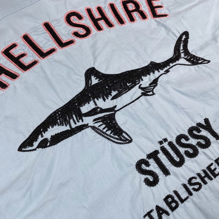 【ステューシー】HELLSHIRE 鮫　刺繍ロゴ半袖シャツ　くすみブルー | Vintage.City 古着屋、古着コーデ情報を発信