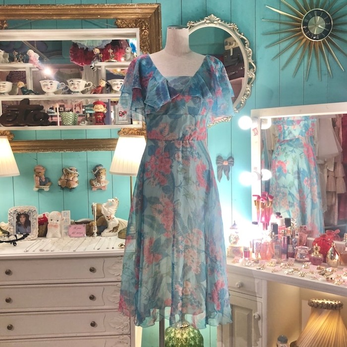 Flower poncho sleeve dress  | Vintage.City Vintage Shops, Vintage Fashion Trends