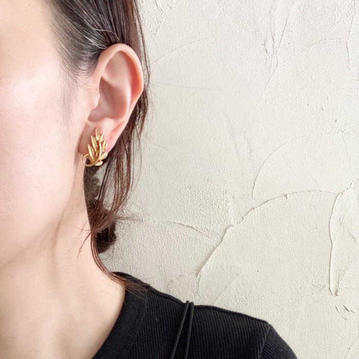 Gold leaf earring | Vintage.City Vintage Shops, Vintage Fashion Trends