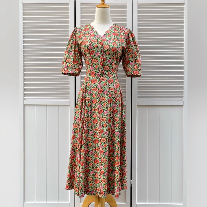 Laura Ashley scalloped floral dress | Vintage.City 古着屋、古着コーデ情報を発信