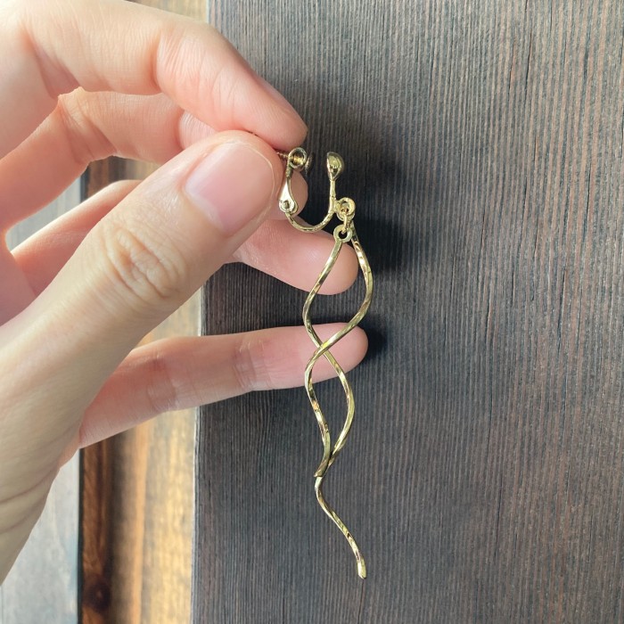 Gold spiral earring | Vintage.City 古着屋、古着コーデ情報を発信