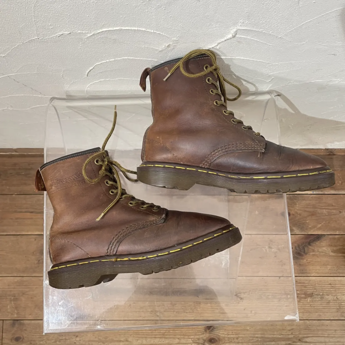 England Dr.Martens brown 8hole boots | Vintage.City Vintage Shops, Vintage Fashion Trends