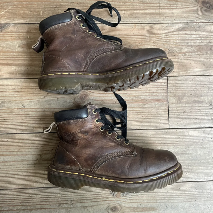 England Dr.Martens brown 6hole boots | Vintage.City 古着屋、古着コーデ情報を発信