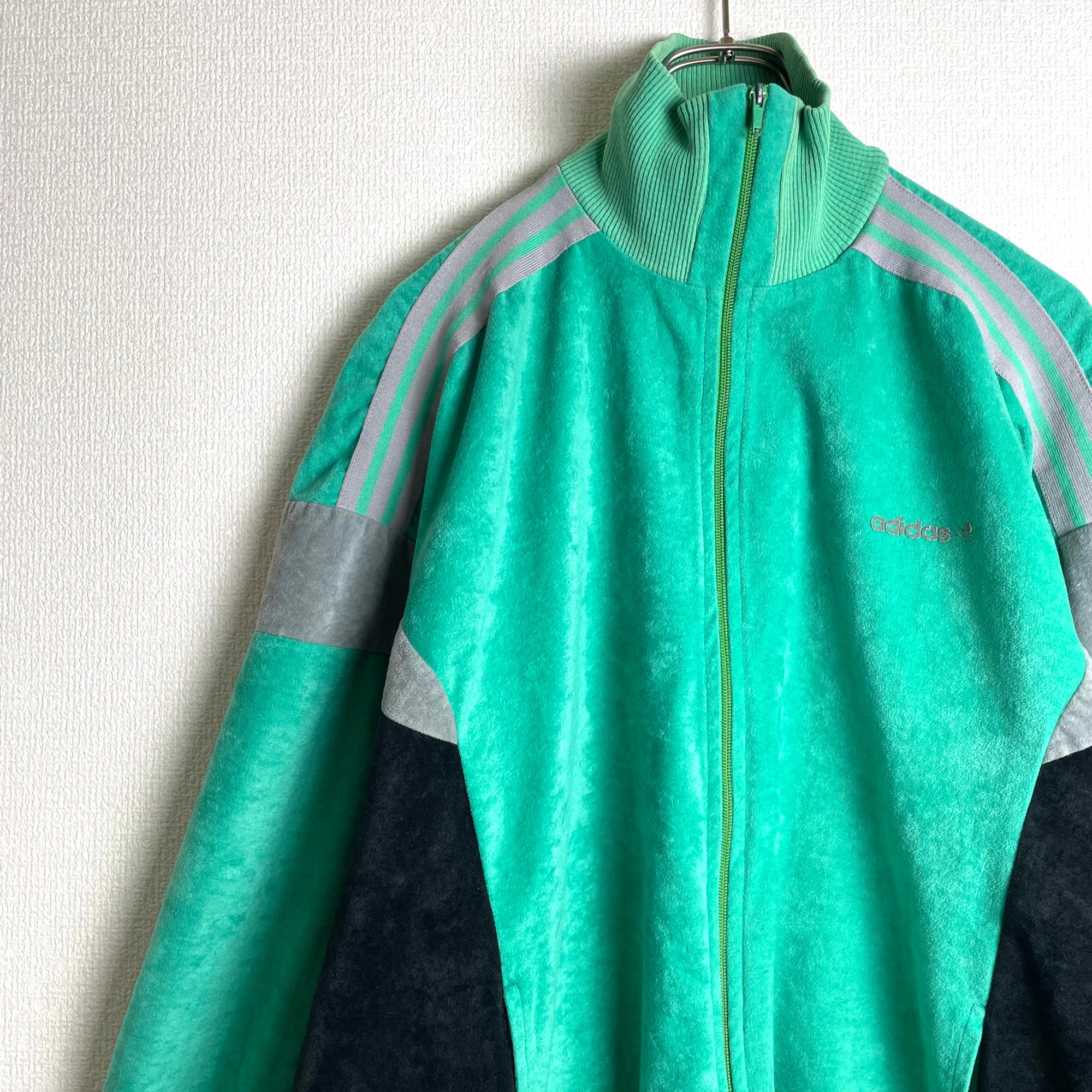 【人気グリーン】adidasトラックジャケット古着ワンポイント刺繍ロゴ緑L ジャージ オンライン卸売販売