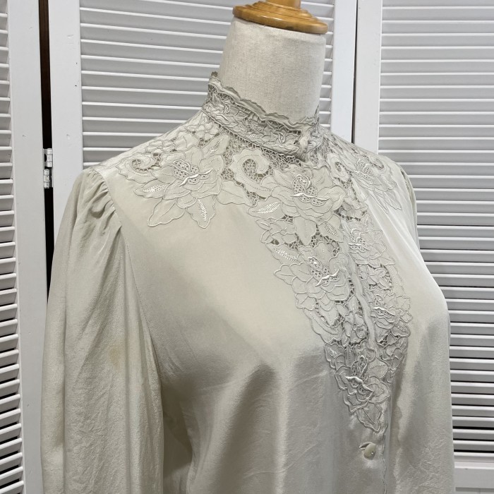 Shantou embroidered pale gray blouse | Vintage.City 古着屋、古着コーデ情報を発信