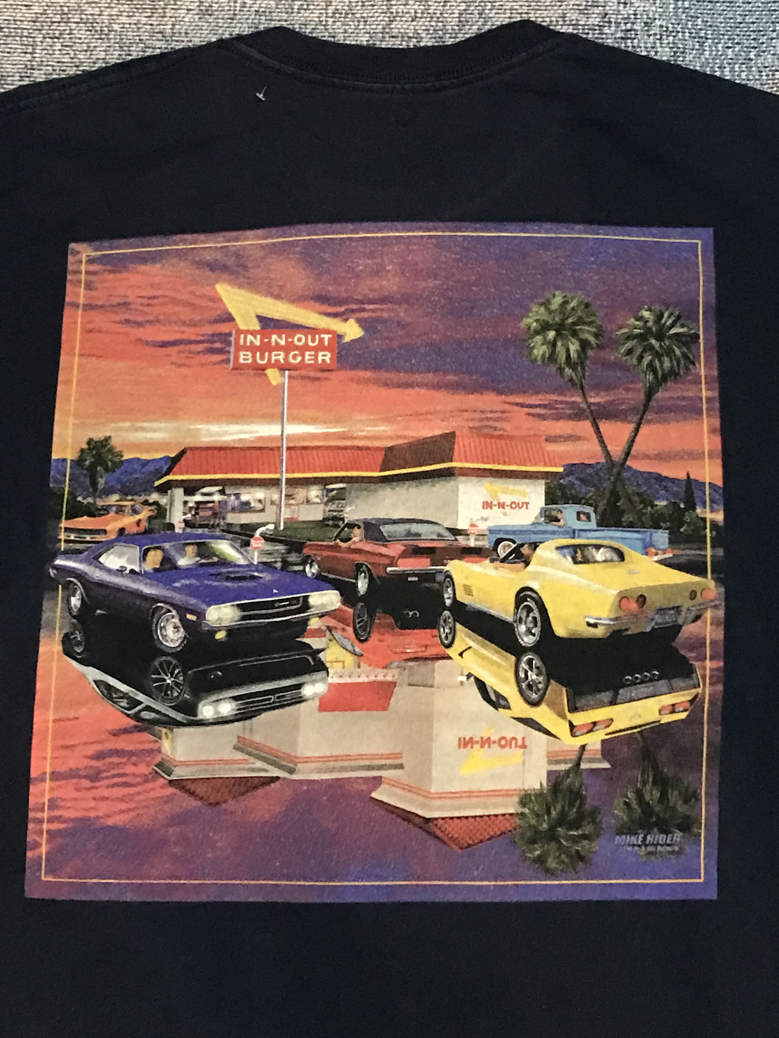 IN-N-OUT Burger Tシャツ