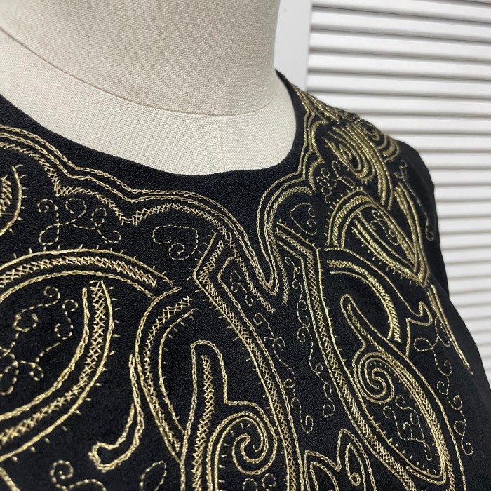 gold embroidery back button blouse | Vintage.City Vintage Shops, Vintage Fashion Trends