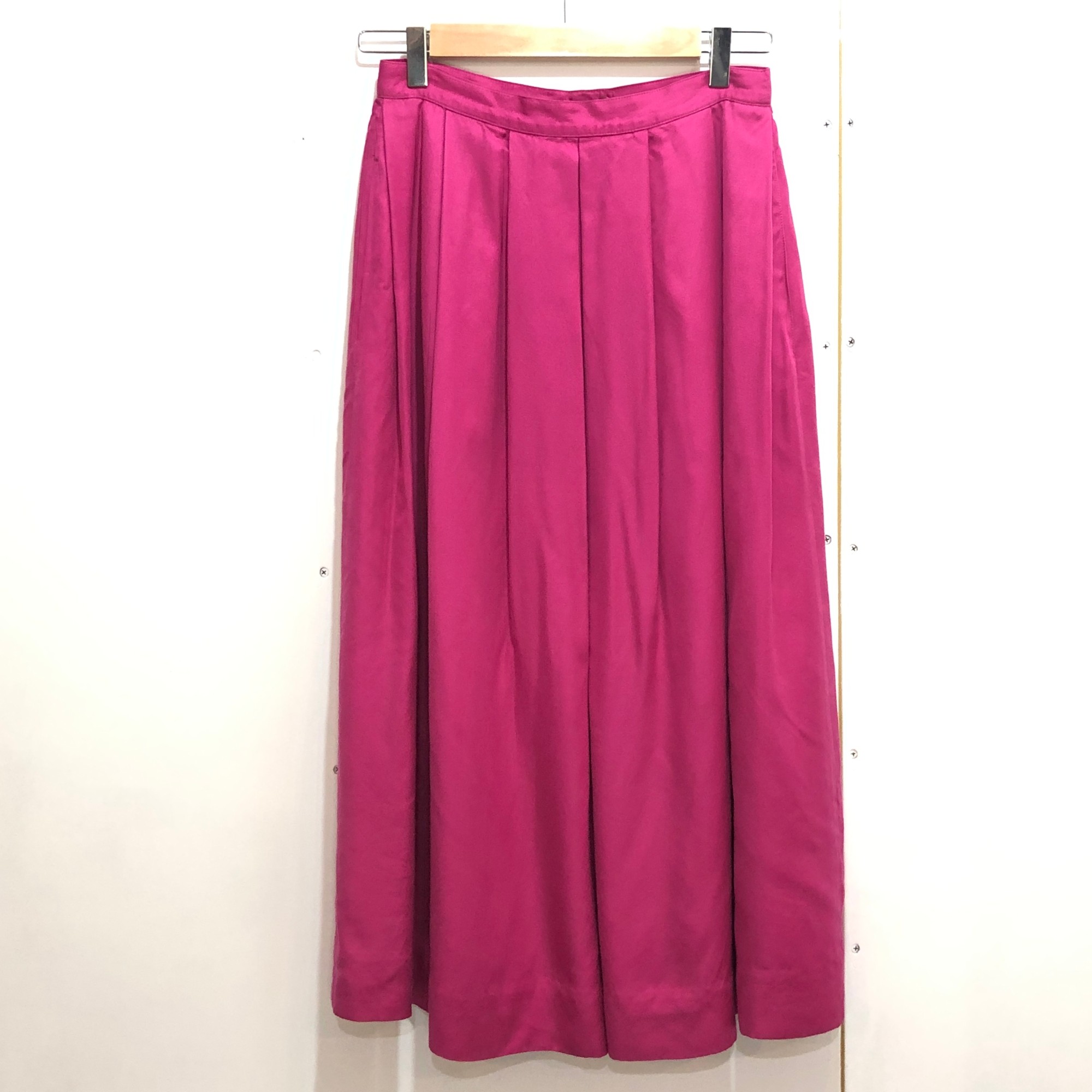 ショッキングピンクの可愛いスカート