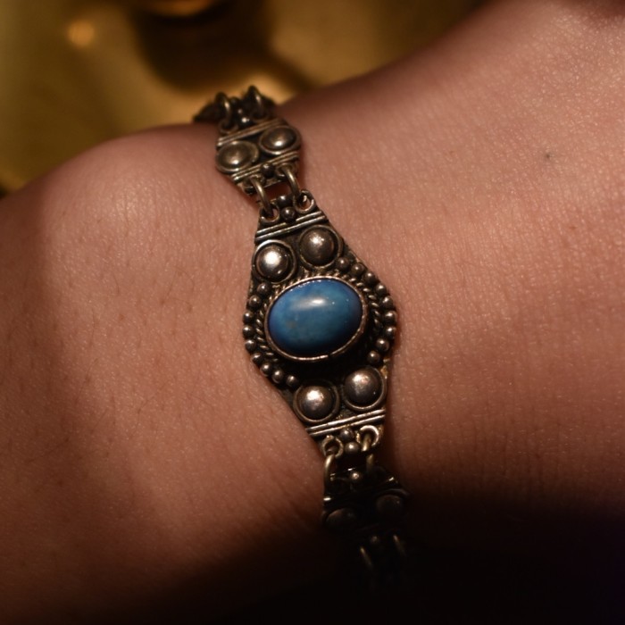 Vintage silver × blue stone bracelet | Vintage.City Vintage Shops, Vintage Fashion Trends