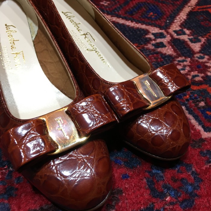 Salvatore Ferragamo VARA CROCODILE LEATHER EMBOSSED PUMPS MADE IN ITALY/サルヴァトーレフェラガモヴァラクロコ型押しレザーパンプス | Vintage.City Vintage Shops, Vintage Fashion Trends