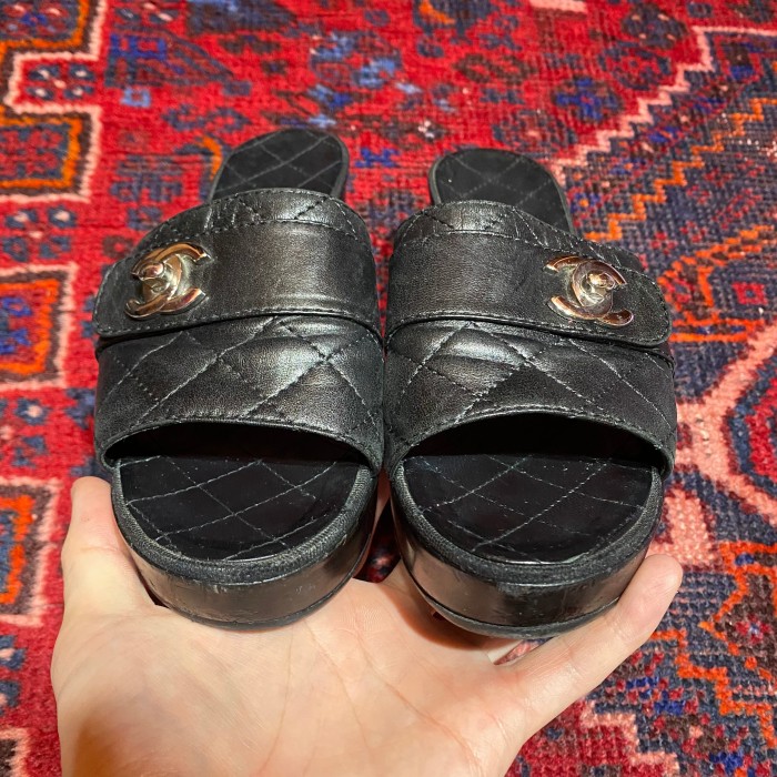 CHANEL TURN LOCK COCO MARC MATERASSE LEATHER SANDALS MADE IN ITALY/シャネルターンロックココマークマトラッセレザーサンダル | Vintage.City Vintage Shops, Vintage Fashion Trends
