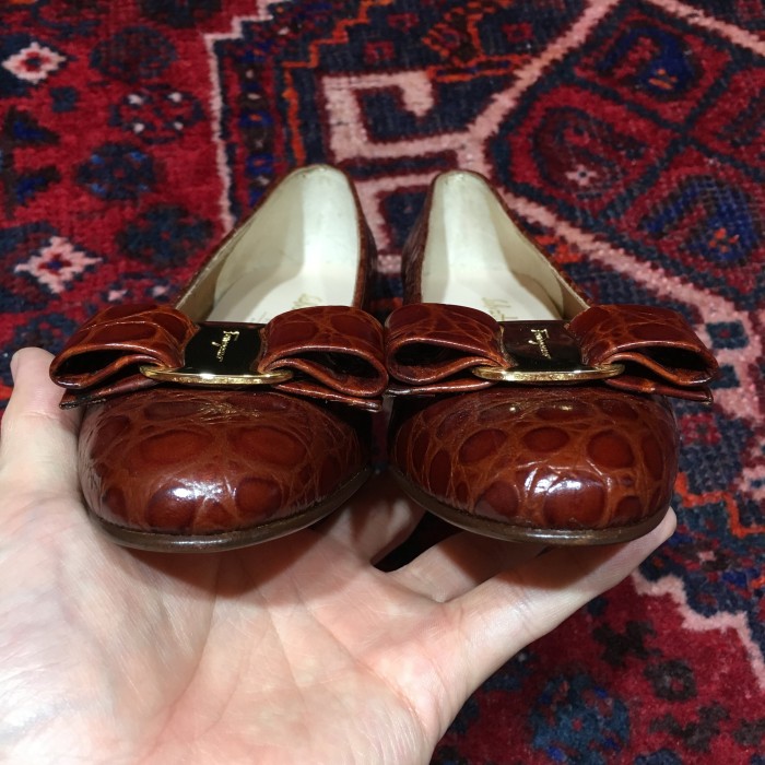 Salvatore Ferragamo VARA CROCODILE LEATHER EMBOSSED PUMPS MADE IN ITALY/サルヴァトーレフェラガモヴァラクロコ型押しレザーパンプス | Vintage.City Vintage Shops, Vintage Fashion Trends