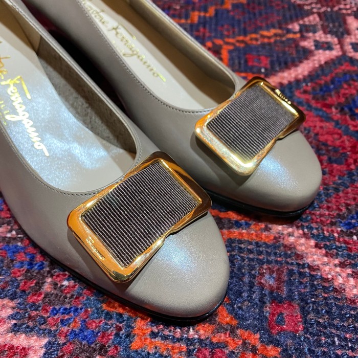 Salvatore Ferragamo GRECA LOGO LEATHER PUMPS MADE IN ITALY/サルヴァトーレフェラガモロゴレザーパンプス | Vintage.City Vintage Shops, Vintage Fashion Trends