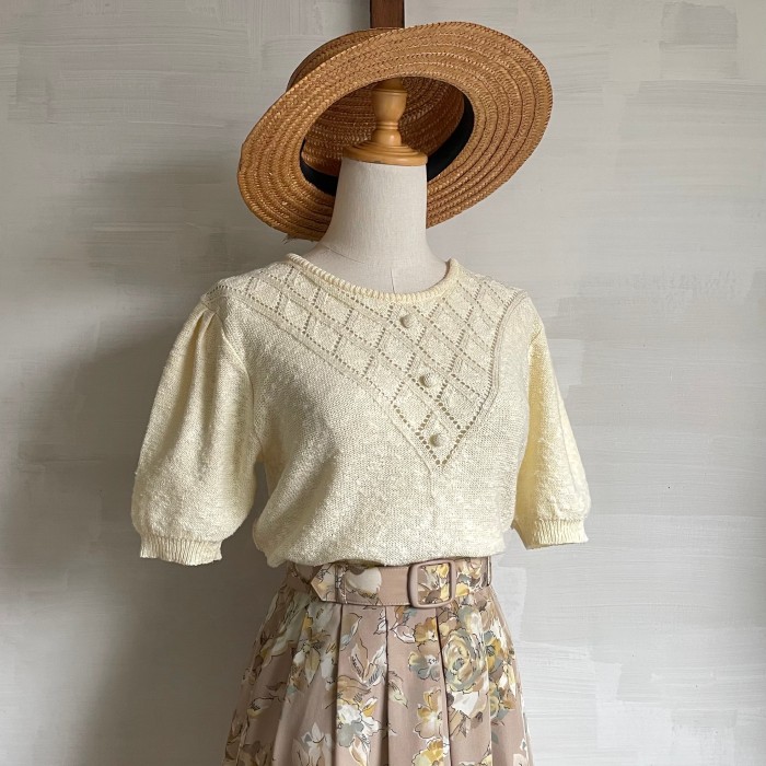 button design boucle summer knit 〈レトロ古着 ボタンデザイン ブークレ サマーニット アイボリー 日本製〉 | Vintage.City Vintage Shops, Vintage Fashion Trends