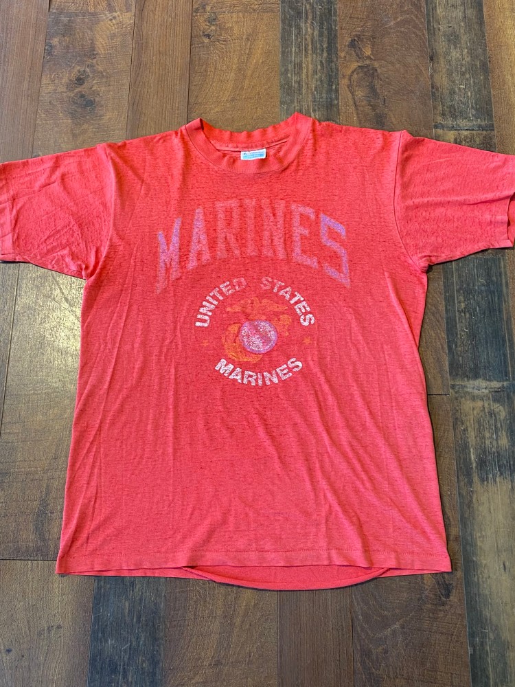 80's USMCミリタリーTシャツに70'sビッグスミス ペインターパンツ のラフなシンプルアメカジコーデ 。

最近赤いTシャツばかり着てます。

このTシャツはボロ古着好きにはたまらないクタクタ具合が最高な1枚。 | 빈티지 코디 스냅은 Vintage.City에서 체크