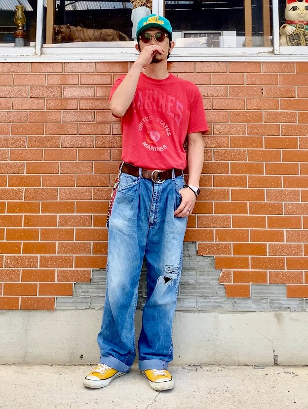 80's USMCミリタリーTシャツに70'sビッグスミス ペインターパンツ のラフなシンプルアメカジコーデ 。

最近赤いTシャツばかり着てます。

このTシャツはボロ古着好きにはたまらないクタクタ具合が最高な1枚。 | 古着コーデスナップは、Vintage.Cityでチェック