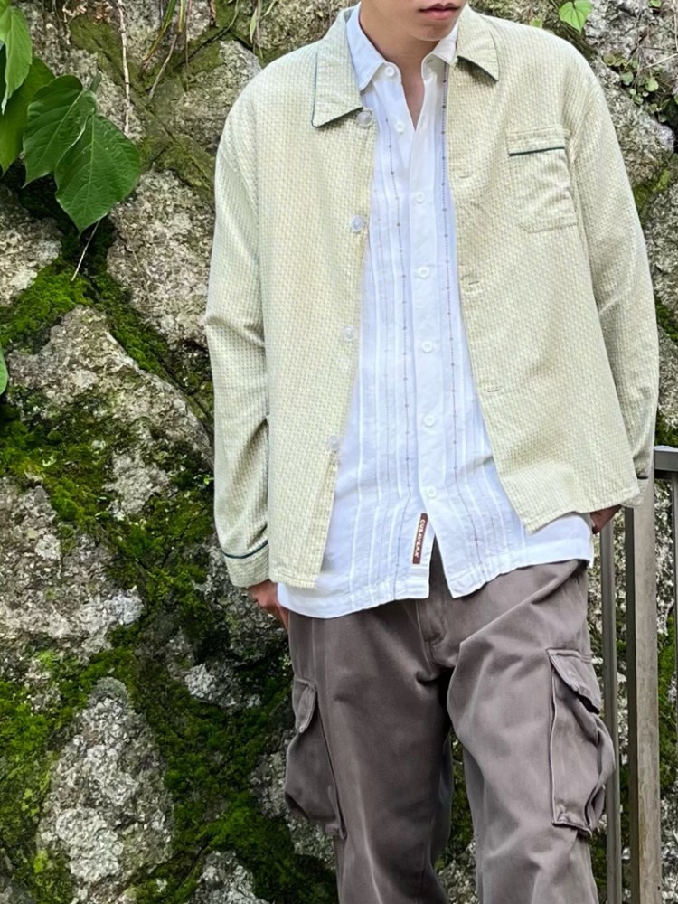 VERS Coordinate

・Old Embroidery Design S/S Shirt

・Old Sleeping L/S Shirt

・Old Mulch Pockets Cargo Pants

刺繍の入った半袖シャツにスリーピングシャツを
合わせたコーディネート | Check out vintage snap at Vintage.City