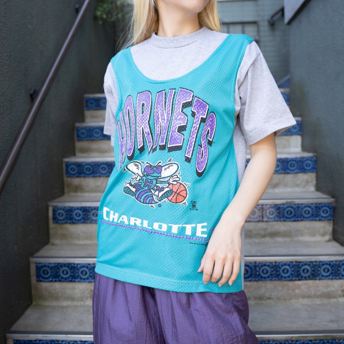 *SPECIAL ITEM* USA VINTAGE BULL FROG NBA CHARLOTTE HORNETS TEAM DESIGN REMAKE T SHIRT MADE IN USA/アメリカ古着シャーロットホーネッツチームデザインリメイクTシャツ | Vintage.City 古着屋、古着コーデ情報を発信