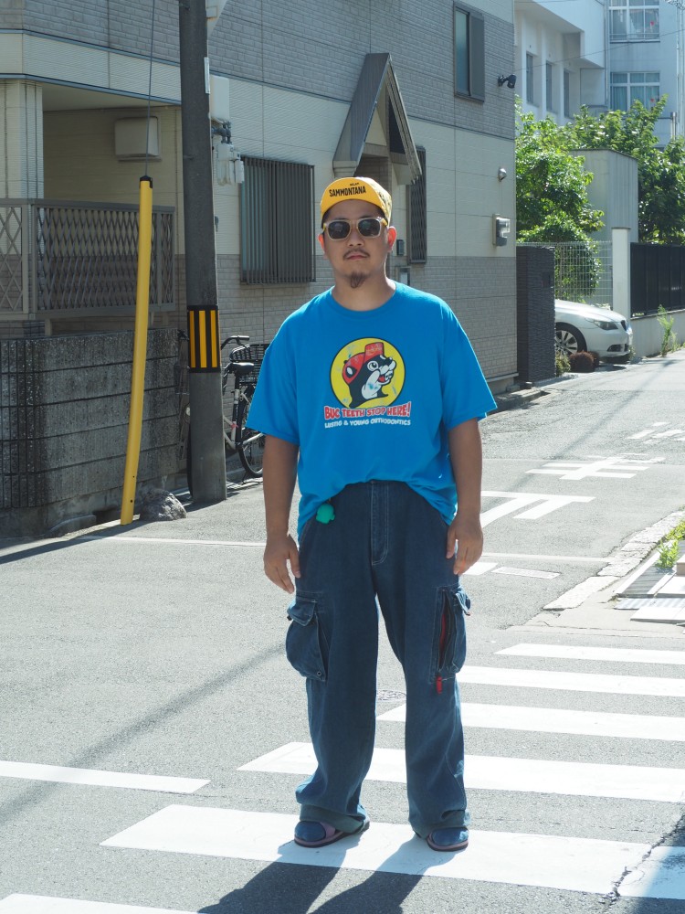 Tシャツの和訳「出っ歯はここで止まってください」
だそうです。 | Check out vintage snap at Vintage.City