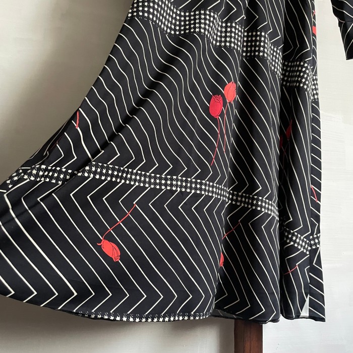 rose & geometric pattern dress〈レトロ古着 薔薇 & 幾何学模様 ワンピース 黒〉 | Vintage.City Vintage Shops, Vintage Fashion Trends