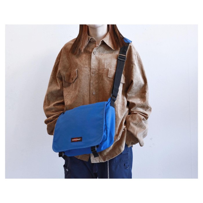 Vintage “EASTPAK” Messenger Bag | Vintage.City Vintage Shops, Vintage Fashion Trends