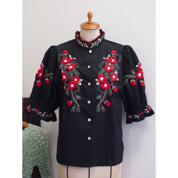 #254 flower embroidery  blouse 花柄刺繍ブラウス　黒緑赤　ブラック　レディースM 古着 | Vintage.City Vintage Shops, Vintage Fashion Trends