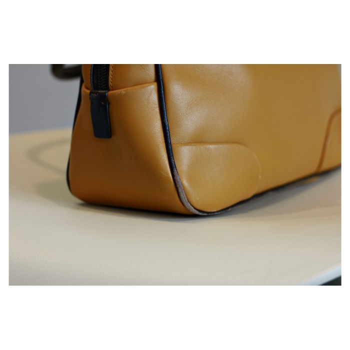 Vintage “PRADA” Leather Handbag With Clochette | Vintage.City 古着屋、古着コーデ情報を発信