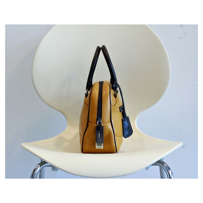 Vintage “PRADA” Leather Handbag With Clochette | Vintage.City Vintage Shops, Vintage Fashion Trends