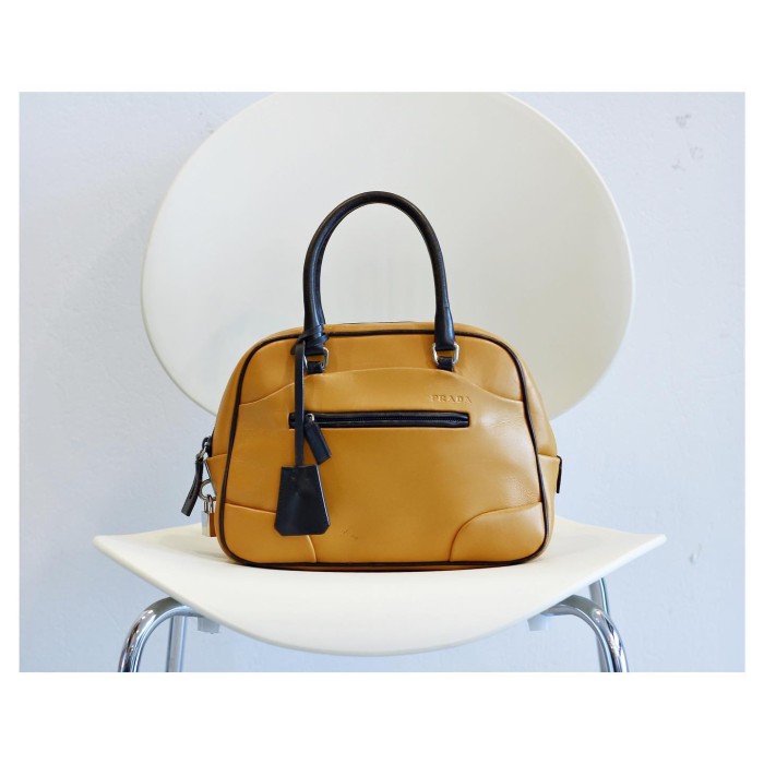 Vintage “PRADA” Leather Handbag With Clochette | Vintage.City 빈티지숍, 빈티지 코디 정보