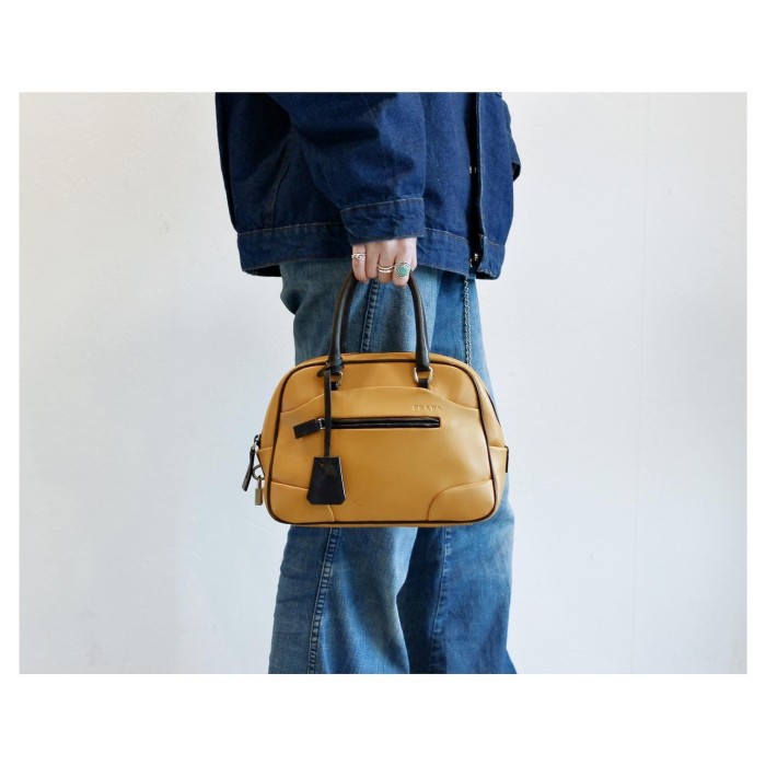 Vintage “PRADA” Leather Handbag With Clochette | Vintage.City Vintage Shops, Vintage Fashion Trends