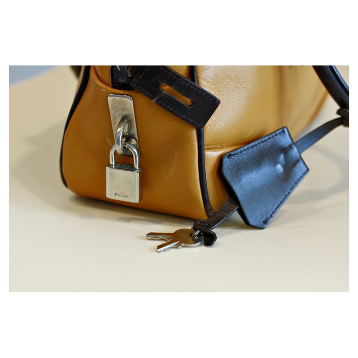 Vintage “PRADA” Leather Handbag With Clochette | Vintage.City 빈티지숍, 빈티지 코디 정보