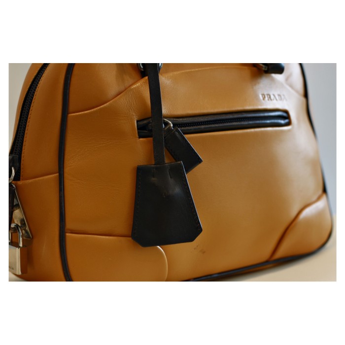 Vintage “PRADA” Leather Handbag With Clochette | Vintage.City 古着屋、古着コーデ情報を発信