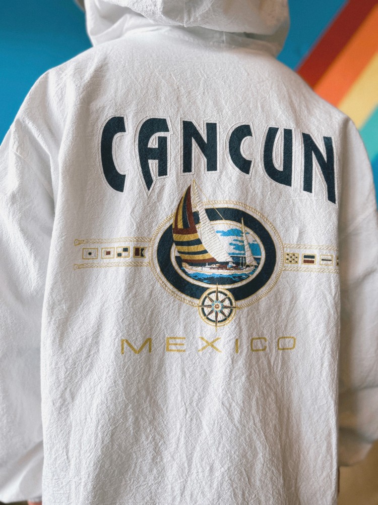 【Men's】90s CANCUN コットン ジャケット

90年代メキシコ製のコットンジャケットです。
メキシコの都市CANCUNのスーベニア(お土産)アイテム。90年代感溢れるざくっとしたシワ感のある素材で白の爽やかなカラーがとってもかわいいです。
Made In Mexico


【Unisex】80s-90s 七分丈 Tシャツ 

80年代から90年代アメリカ製の7分丈Tシャツです。
シンプルなデザインですがポッケや襟の切り返し、砂嵐のような柄が魅力的なアイテムです。
1枚で着てもインナーとして着ても着回しが効きそうなアイテムです。
Made In USA


【Unisex】アフリカン ビーズ ネックレス

アフリカンビーズのネックレスです。
ハンドメイド感のあるアイテムで着用するだけでコーディネートをびしっとクールにしてくれます。他タイプのビーズネックレスと重ねて着用するのがお勧めです！

ロサンゼルスのFLEA MARKETで仕入れを行いました。

長さ70cm前後



スウェットパンツでラフに合わせました | 古着コーデスナップは、Vintage.Cityでチェック