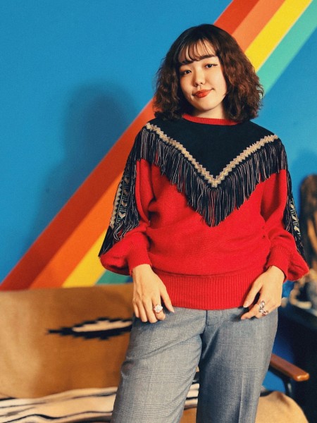 【Lady's】80s フリンジ スエード切り返し セーター

80年代TAIWAN製のセーターです。
鮮やかな赤にスエード素材の切り返しが施されています。
しっかり肉厚のスエードにフリンジ、ネイティブ柄のラインがプリントされています。
裾がと袖のデザインも変わっていて着用にのシルエットがとっても可愛いです。
Made In TAIWAN | 古着コーデスナップは、Vintage.Cityでチェック