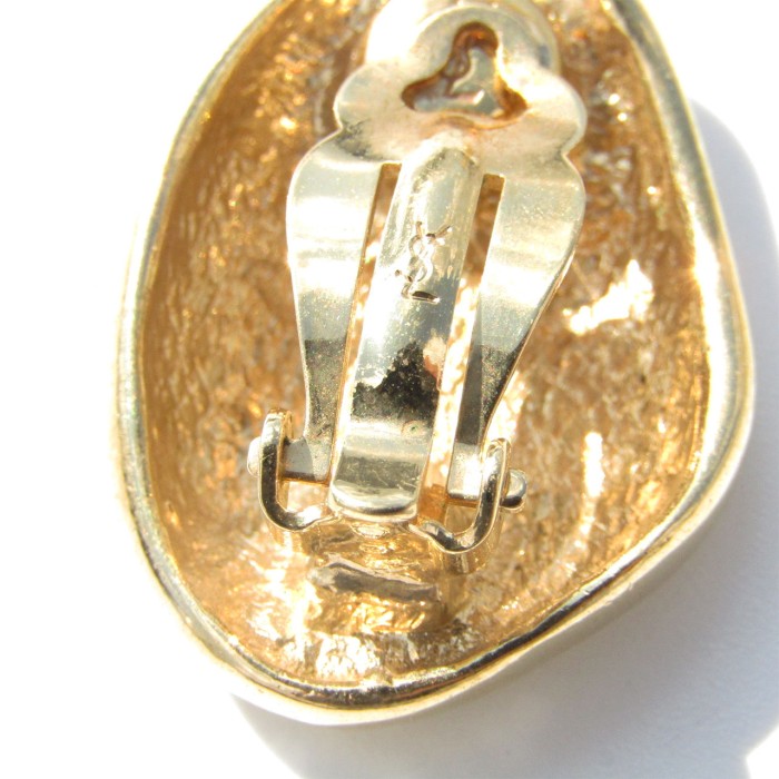 「YVES SAINT LAURENT」Vintage gold tone beans earrings | Vintage.City 古着屋、古着コーデ情報を発信