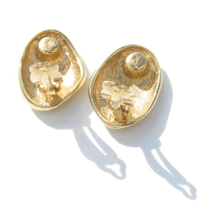 「YVES SAINT LAURENT」Vintage gold tone beans earrings | Vintage.City 古着屋、古着コーデ情報を発信