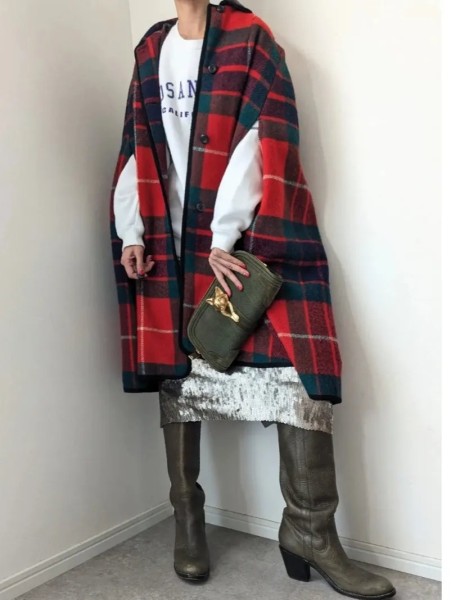 
#古着スナップコンテスト
Scotland vintage tartan check wool poncho

タータンチェックの本場、スコットランドの伝統的な真っ赤なタータンチェック柄が美しい wool ponchoです。軽くて暖かいpure wool100%素材で、寒い季節も快適に過ごせます。
キラキラスパンコールスカートとカジュアルなスウェット合わせもブーツ＆ポンチョで大人スタイルに♪
.
.

website
https://ponge.official.ec/items/80520282

instagram
https://instagram.com/sc_ponge_vintage?igshid=YTQwZjQ0NmI0OA==
 | 古着コーデスナップは、Vintage.Cityでチェック