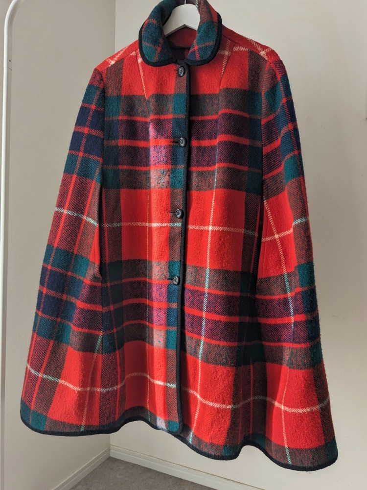 
#古着スナップコンテスト
Scotland vintage tartan check wool poncho

タータンチェックの本場、スコットランドの伝統的な真っ赤なタータンチェック柄が美しい wool ponchoです。軽くて暖かいpure wool100%素材で、寒い季節も快適に過ごせます。
キラキラスパンコールスカートとカジュアルなスウェット合わせもブーツ＆ポンチョで大人スタイルに♪
.
.

website
https://ponge.official.ec/items/80520282

instagram
https://instagram.com/sc_ponge_vintage?igshid=YTQwZjQ0NmI0OA==
 | 빈티지 코디 스냅은 Vintage.City에서 체크