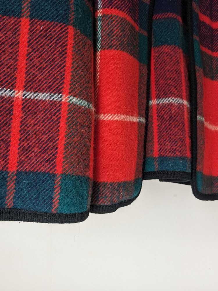 
#古着スナップコンテスト
Scotland vintage tartan check wool poncho

タータンチェックの本場、スコットランドの伝統的な真っ赤なタータンチェック柄が美しい wool ponchoです。軽くて暖かいpure wool100%素材で、寒い季節も快適に過ごせます。
キラキラスパンコールスカートとカジュアルなスウェット合わせもブーツ＆ポンチョで大人スタイルに♪
.
.

website
https://ponge.official.ec/items/80520282

instagram
https://instagram.com/sc_ponge_vintage?igshid=YTQwZjQ0NmI0OA==
 | 빈티지 코디 스냅은 Vintage.City에서 체크