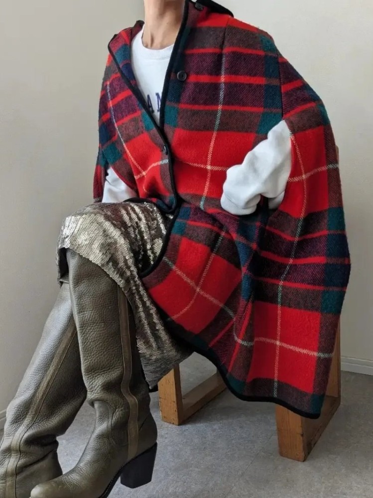 
#古着スナップコンテスト
Scotland vintage tartan check wool poncho

タータンチェックの本場、スコットランドの伝統的な真っ赤なタータンチェック柄が美しい wool ponchoです。軽くて暖かいpure wool100%素材で、寒い季節も快適に過ごせます。
キラキラスパンコールスカートとカジュアルなスウェット合わせもブーツ＆ポンチョで大人スタイルに♪
.
.

website
https://ponge.official.ec/items/80520282

instagram
https://instagram.com/sc_ponge_vintage?igshid=YTQwZjQ0NmI0OA==
 | Check out vintage snap at Vintage.City