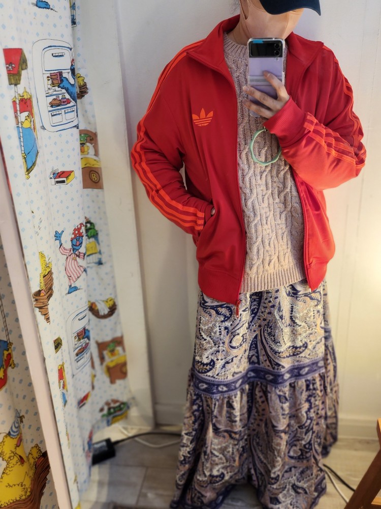 赤のパキッとしたトラックジャケットを羽織として着てみたよ | 빈티지 코디 스냅은 Vintage.City에서 체크