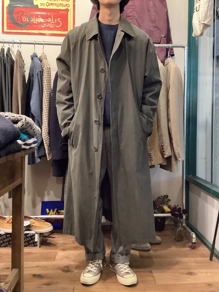 エレガントなロング丈のコートを主役にしたスタイル | 古着コーデスナップは、Vintage.Cityでチェック