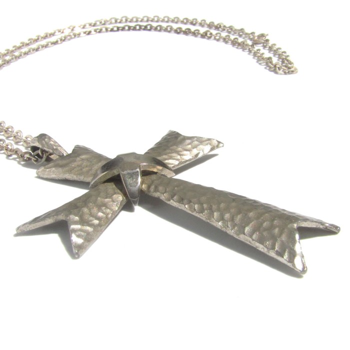 80s Vintage silver tone cross motif hammered mark pewter necklace | Vintage.City 古着屋、古着コーデ情報を発信