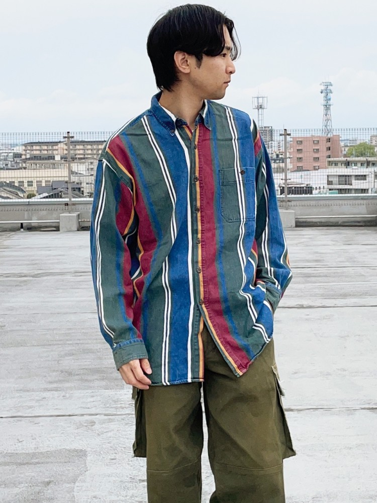こういうマルチカラーのコットンシャツは一枚で着れちゃうから便利ですよね👍🏻 | 빈티지 코디 스냅은 Vintage.City에서 체크