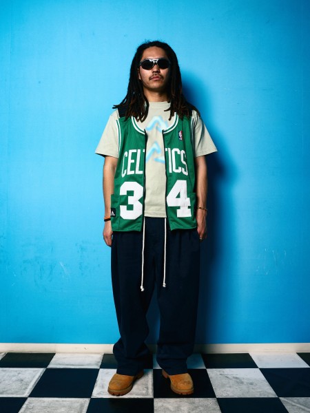 Styling

TOPS : REMAKE BASKETBALL VEST(PART 2) /

AWESOME BOY RECYCLE A LOGO TEE(SAGE)

PANT : REMAKE BAGGY CHINO EAZY PANT(NAVY) | 古着コーデスナップは、Vintage.Cityでチェック